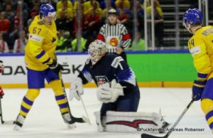 IIHF World Championship Semifinal: SWE - USA Rickard Rakell #67, Keith Kinkaid #1 Royal Arena, Copenhagen ©Puckfans.at/Andreas Robanser