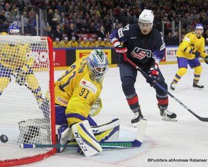 IIHF World Championship Semifinal: SWE - USA Anders Nilsson #31, Anders Lee #27 Royal Arena, Copenhagen ©Puckfans.at/Andreas Robanser