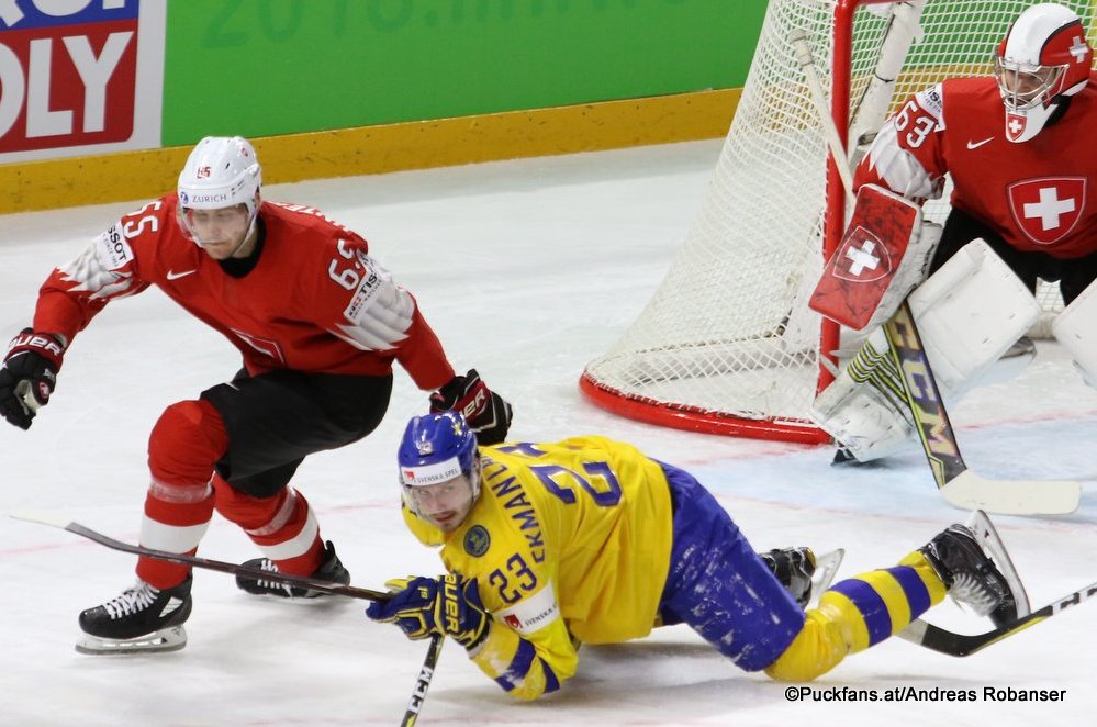 IIHF World Championship Gold Medal Game SWE - SUI Ramón Untersander #65, Leonardo Genoni #63, Oliver Ekman Larsson #23 Royal Arena, Copenhagen ©Puckfans.at/Andreas Robanser