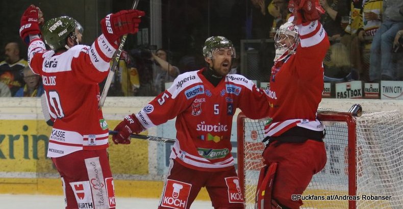 EBEL Play Offs 2018 Semifinal Game 5 Vienna Capitals - HC Bozen Mike Angelidis #10, Robin Gartner #5, Pekka Tuokkola #3 Eissportzentrum Kagran ©Puckfans.at/Andreas Robanser