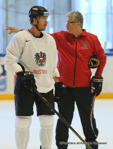Michael Raffl und Head Coach Roger Bader  ©Puckfans.at/Andreas Robanser 