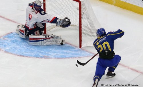 Hlinka Gretzky Cup 2018, SVK - SWE Patrik Kozel #1, Karl Henriksson #20 Rogers Place, Edmonton ©Puckfans.at/Andreas Robanser