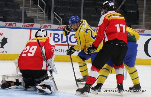 Hlinka Gretzky Cup 2018, SUI - SWE Thibault Fatton #29, Albin Grewe #24. Alessandro Villa #17 Rogers Place, Edmonton ©Puckfans.at/Andreas Robanser 