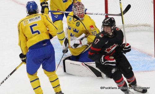 Hlinka Gretzky Cup 2018, SWE - CAN Alexander Lundqvist #5, Jesper Wallstedt #30, Kirby Dach #17 Rogers Place, Edmonton ©Puckfans.at/Andreas Robanser