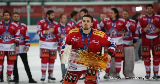 Dion Knelsen mit dem Swiss League Pokal ©Thomas Oswald/hockeypics.ch
