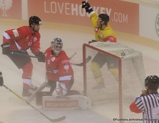 CHL Vienna Capitals - Aalborg Pirates Ronan Quemener #33, Chris DeSousa #82 Erste Bank Arena ©Puckfans.at/Andreas Robanser