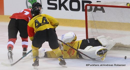 CHL Vienna Capitals - Aalborg Pirates Jeppe Jul Korsgaard #21, Kurt Davis #44, Jean-Philippe Lamoureux #1 Erste Bank Arena ©Puckfans.at/Andreas Robanser