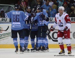 HC Slovan Bratislava - Lokomotiv Yaroslavl Éric Gélinas #86, Michal Sersen #08, Petri Kontiola #47 ©Puckfans.at/Andreas Robanser