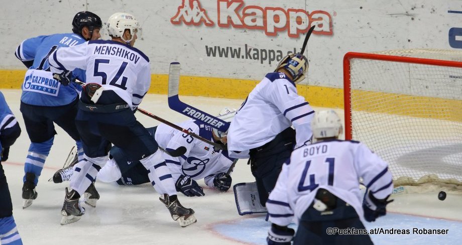 HC Slovan Bratislava - Dynamo Moskau Chad Rau #17, Vitali Menshikov #5, Dmitri Vishnevsky #55, Alexander Yeryomenko #1 ©Puckfans.at/Andreas Robanser