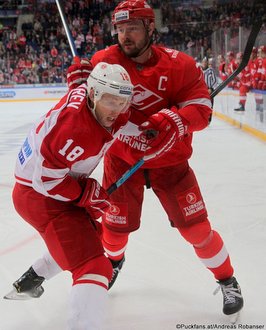 Spartak Moskau - Vityaz Denis Kokarev #18, Dmitri Kalinin #7 CSKA Arena ©Puckfans.at/Andreas Robanser