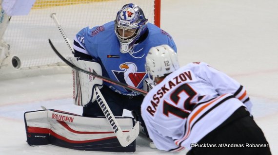 HC Slovan Bratislava - Amur Khabarovsk Jakub Stepanek #30, Kirill Rasskazov #12 ©Puckfans.at/Andreas Robanser