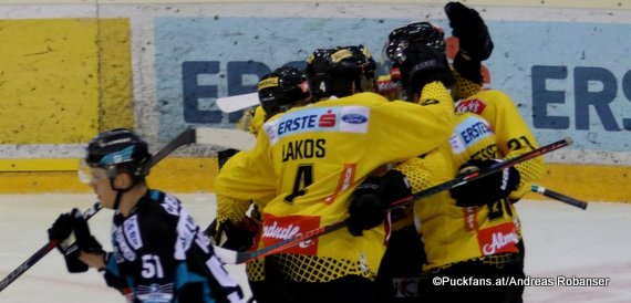 Vienna Capitals - Black Wings Linz Daniel Woger #51, Philippe Lakos #4 ©Puckfans.at/Andreas Robanser