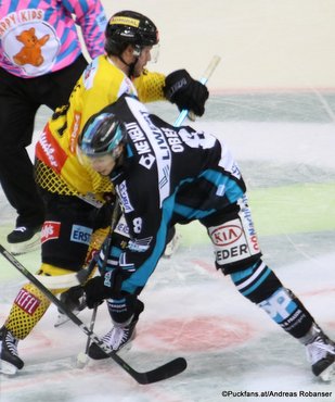 Vienna Capitals - Black Wings Linz Laurens Ober #8 ©Puckfans.at/Andreas Robanser