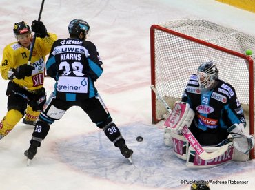Vienna Capitals - Black Wings Linz Emilio Romig #13, Bracken Kearns #38, Michael Ouzas #29 ©Puckfans.at/Andreas Robanser