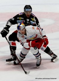 HC Orli Znojmo - EC Red Bull Salzburg Dominik Tejnor #85, Dustin Gazley #71 ©Puckfans.at/Andreas Robanser