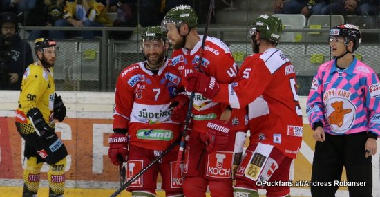 Vienna Capitals - HC Bozen Kelsey Tessier #90, Daniel Catenacci #7, Matt MacKenzie #5 ©Puckfans.at/Andreas Robanser