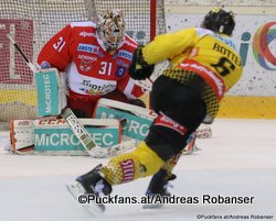 Vienna Capitals - HC Bozen Leland Irving #31, Rafael Rotter #6 ©Puckfans.at/Andreas Robanser