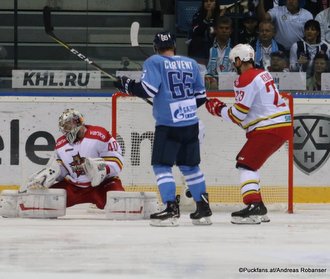 HC Slovan Bratislava - Kunlun Red Star Alexander Lazushin #40, Rudolf Cerveny #65, Krisjanis Redlihs #23 ©Puckfans.at/Andreas Robanser