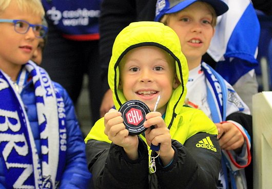 CHL 2018/19: Kometa Brno vs. EV Zug, Kleiner Fan mit dem Game Winning Puck (c) Michal Eger/Kometa Brno