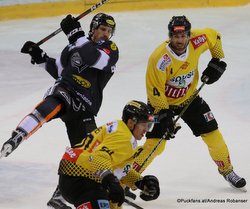 Vienna Capitals - Dornbirner EC Brendan O'Donnell #15, Philippe Lakos #4 ©Puckfans.at/Andreas Robanser