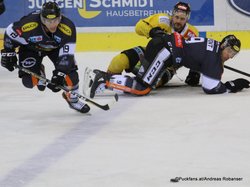Vienna Capitals - Dornbirner EC Joel Broda #19, Alex Wall #42, Brodie Dupont #9 ©Puckfans.at/Andreas Robanser