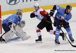 HC Slovan Bratislava - Avangard Omsk Marek Ciliak #1, Denis Zernov #16, Lukas Klok #31 ©Puckfans.at/Andreas Robanser