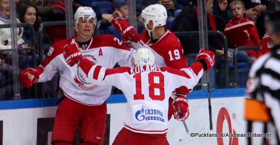 Vityaz Podolsk Torjubel Alexander Semin #28, Denis Kokarev #18, Nikita Komarov #19 ©Puckfans.at/Andreas Robanser