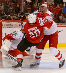 IIHF World Juniors SUI - RUS Daniil Tarasov #30, Ramon Tanner #20 Rogers Place, Vancouver ©Puckfans.at/Andreas Robanser