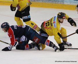 Vienna Capitals - Medvescak Zagreb Sébastien Sylvestre #12, Lucas Birnbaum #76 ©Puckfans.at/Andreas Robanser