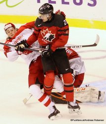 IIHF World Juniors CAN - DEN Malte Setkov #3, Brett Leason #20, Mads Søgaard #30 Rogers Place, Vancouver ©Puckfans.at/Andreas Robanser