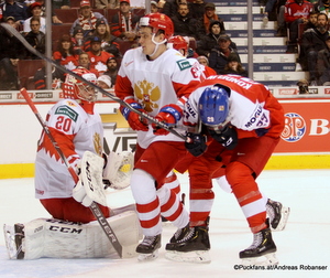 IIHF World Juniors CZE - RUS Pyotr Kochetkov #20, Jáchym Kondelík #29. Ilya Morozov #6 Rogers Place, Vancouver ©Puckfans.at/Andreas Robanser