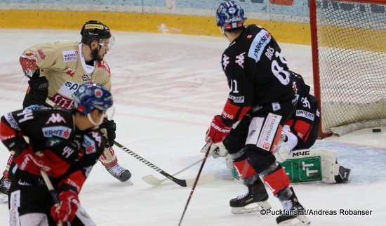 Vienna Capitals - HC Innsbruck Sacha Guimond #44, Chris DeSousa #82, Nick Ross #81 ©Puckfans.at/Andreas Robanser