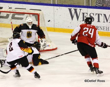 AUT - GER U20 WM Div 1A Henrik Hane #20, Nicolas Appendino #2, Marcel Zitz #24 ©Detlef Ross