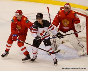 IIHF World Juniors RUS - CAN Alexander Alexeyev #4, Barrett Hayton #27, Pyotr Kochetkov #20 Rogers Place, Vancouver ©Puckfans.at/Andreas Robanser