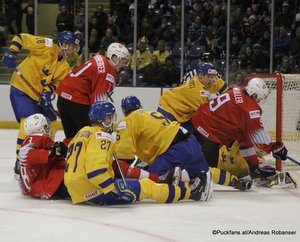 IIHF World Juniors SWE - SUI Jacob Olofsson #18, David Gustafsson #27, Sven Leuenberger #11, Nicolas Müller #9, Save-On-Foods Memorial Centre. Victoria ©Puckfans.at/Andreas Robanser