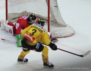 Vienna Capitals - EC KAC Lars Haugen #30, Peter Schneider #3 ©Puckfans.at/Andreas Robanser