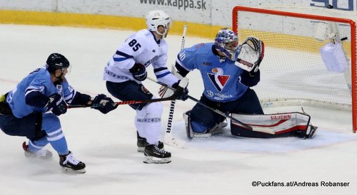 HC Slovan Bratislava - Dinamo Minsk Artyom Volkov #85, Jakub Stepanek #30 Ondrej Nepela Arena ©Puckfans.at/Andreas Robanser