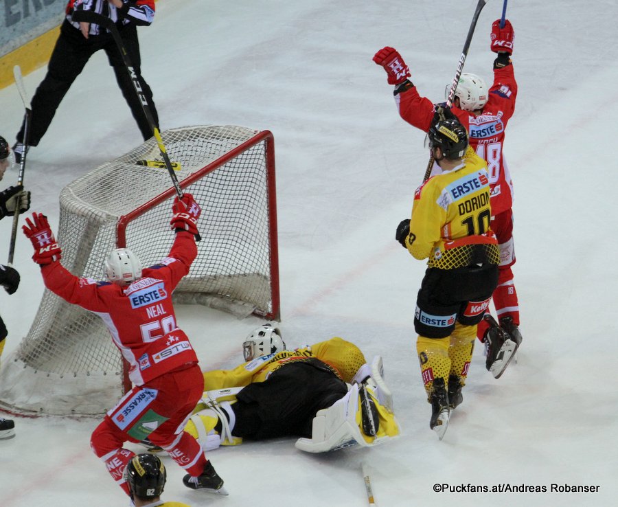 Vienna Capitals - EC KAC Matthew Neal #50, Jean-Philippe Lamoureux #1, Thomas Koch #18 ©Puckfans.at/Andreas Robanser