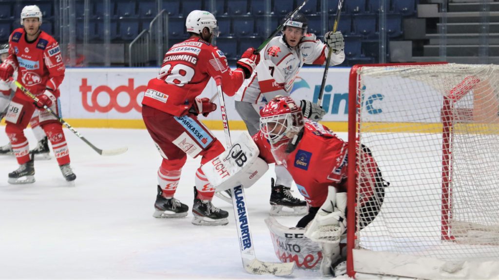 Bratislava Capitals - EC KAC Martin Schumnig #28, Sebastian Dahm #32, Ryan Culkin #7 Zimny Stadion Ondreja Nepelu © Puckfans.at/Andreas Robanser